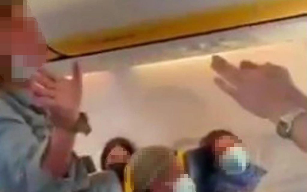 Non mette mascherina e insulta passeggeri: caos su volo Ibiza-Milano
