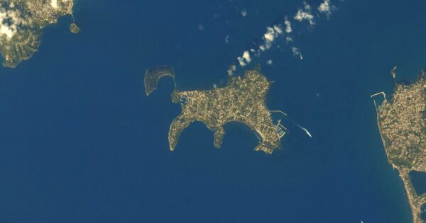 Procida from Space: "You look like a cat," the unusual image of an astronaut