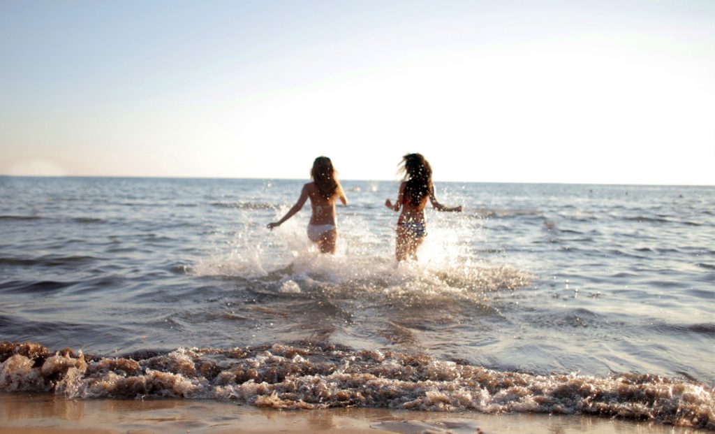 We train the heart and lungs on a simple, invigorating walk among the sea wavesأمواج