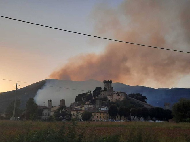Fire play, Monte Picano in flames. "Do not give way to help", The case is empty