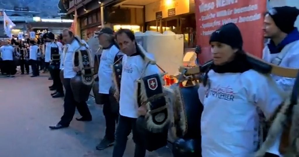 Switzerland, cow bells and red cross flags.  In Zermatt, a popular demonstration in support of the arrested restaurateur No Fax (video)
