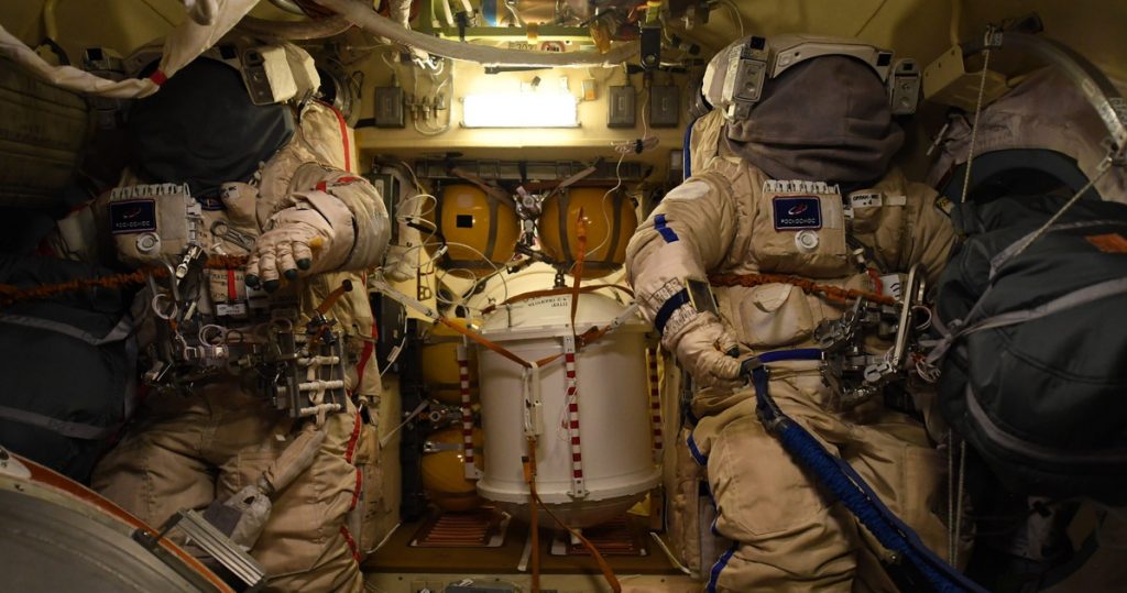 Space station, broken toilet.  Astronauts invaded by excrement, as they were forced to do so - Libero Quotidiano