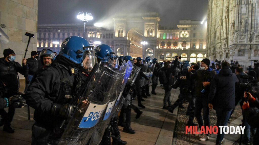 There is no green lane again on the square in Milan, the armored post and the protesters dam