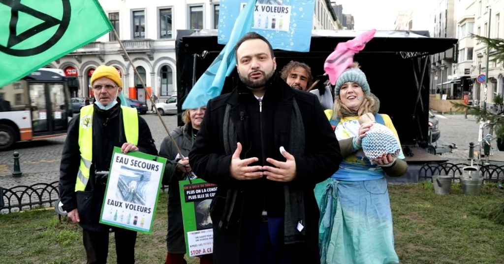 Public Water, Castaldo (M5s) at a demonstration in Brussels: "No to a listing. It's not a commodity but a commodity"