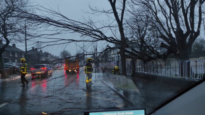 Tens of thousands of people without electricity and transportation in chaos - photos and videos
