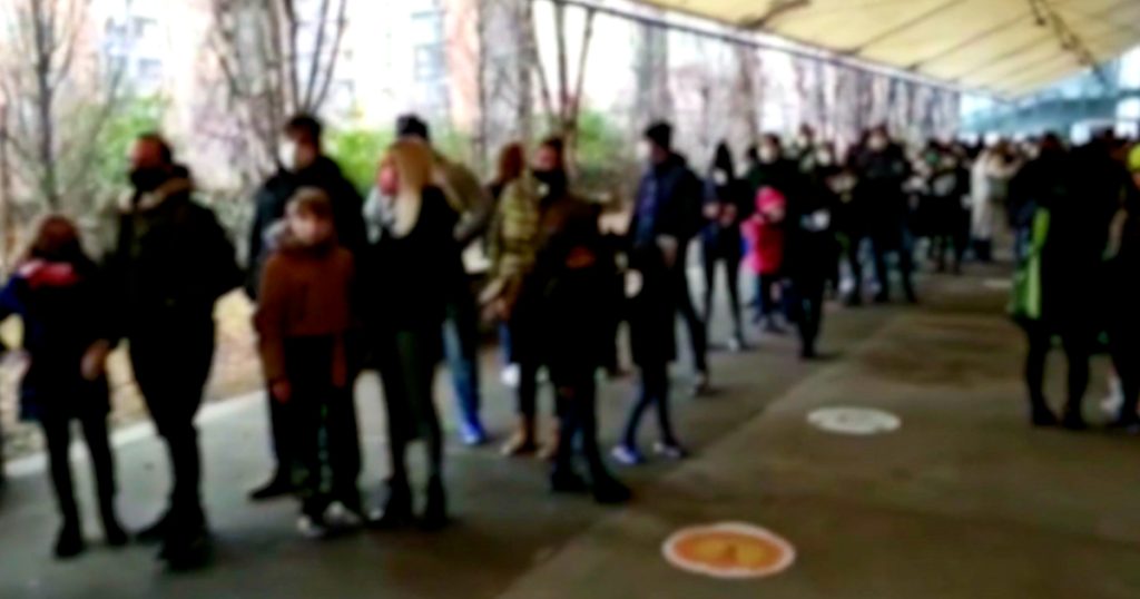 Hundreds of families line up with children in Milan for vaccination: two hours waiting at the exhibition.  Morati: "Avoid leaving without booking"