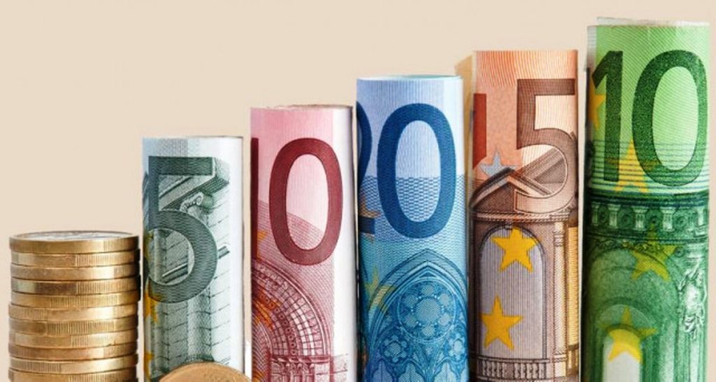 €100 stipend bonus for income over €15,000 when due