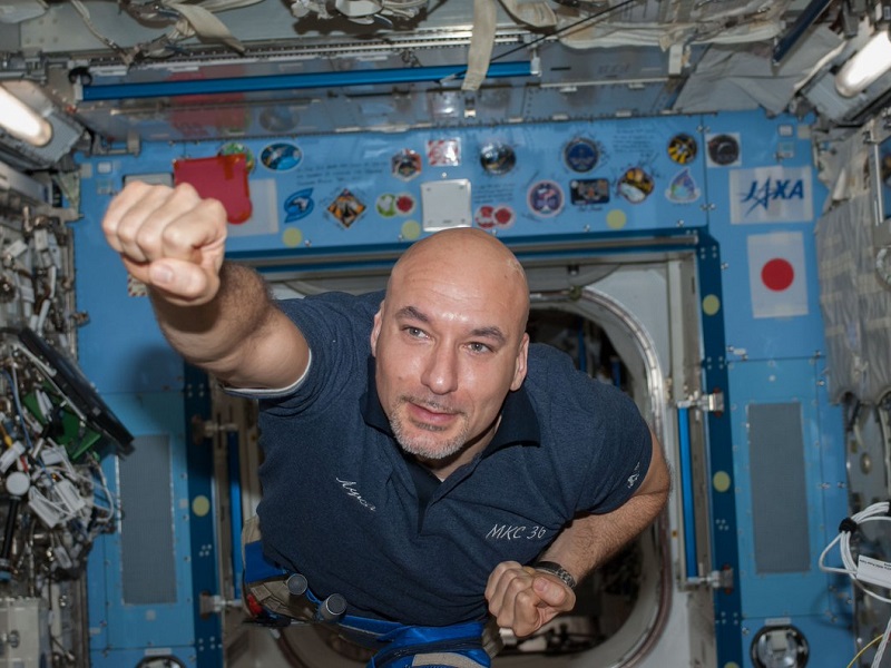 El astronauta Luca Parmitano concluye la 18ª edición de Bergamo Senza: foco en la investigación en curso sobre la estación espacial