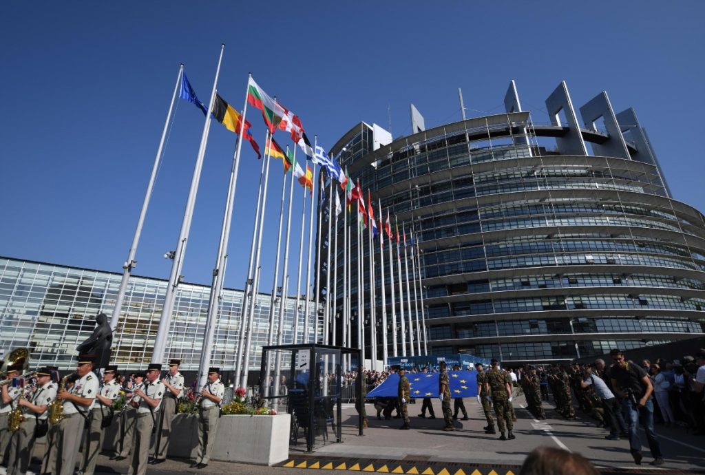 EU Ukraine Divides Europe, Zelensky Signs Candidacy: European Parliament vote on 1 March.  Borel brakes - video