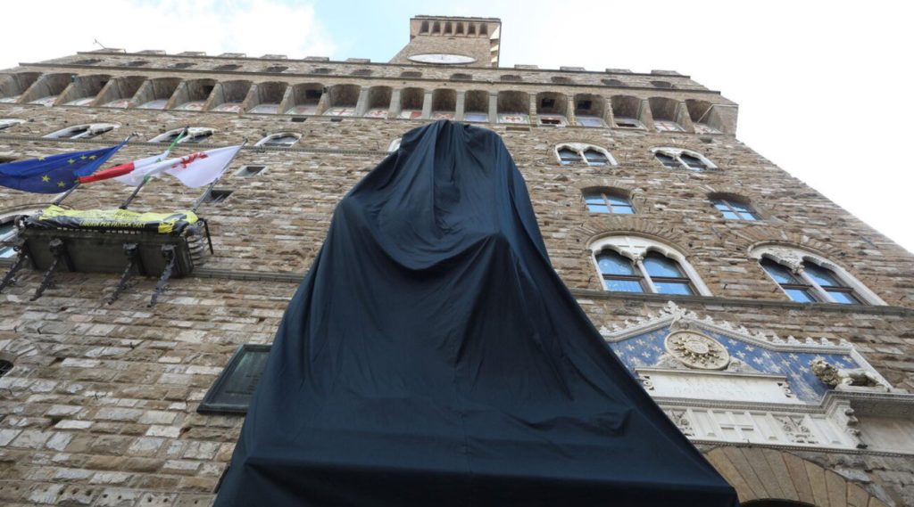 Florence, David sets fire to covered black cloth: Arrested