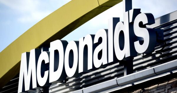 McDonald's closes 850 stores in Russia: "We will continue to pay our 62,000 employees"