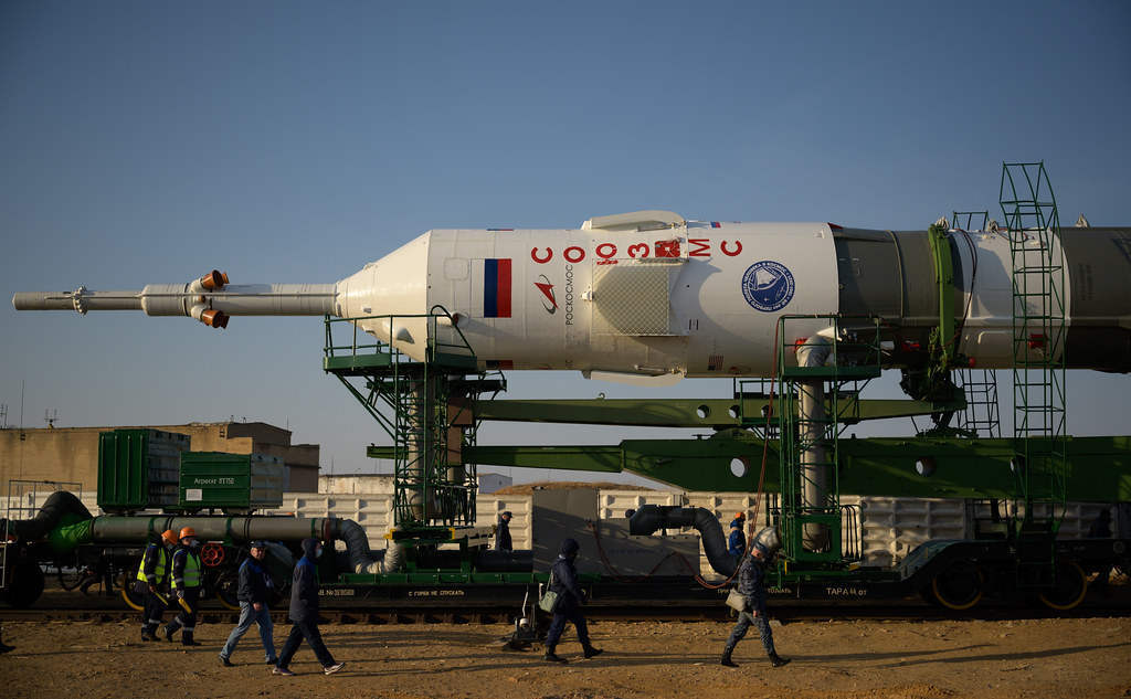 Moscow suspends the launch of the Soyuz aircraft carrier.  Tensions come into space