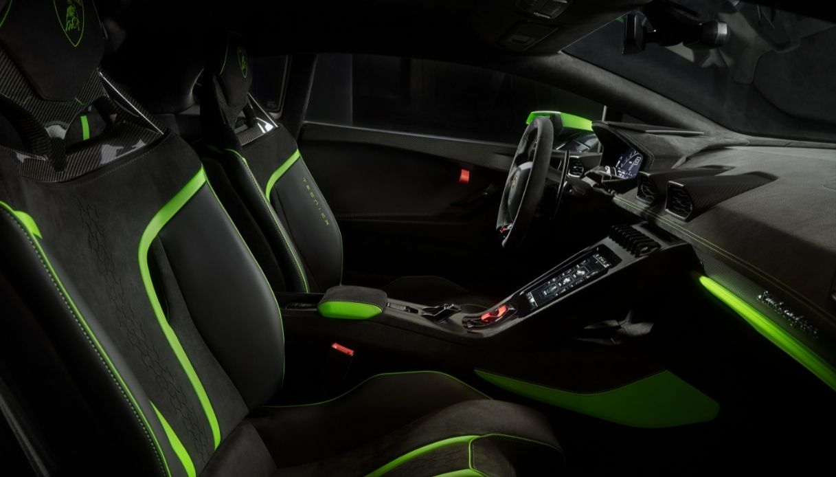 The interior of the Lamborghini Huracan Tecnica