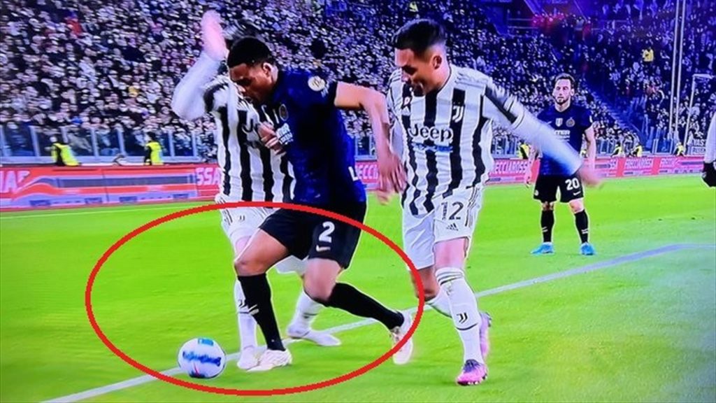 Juventus-Inter 0-1, slow motion: penalty kick on Dumfries, double video referee.  Calhanoglu misses, then scores on repetition