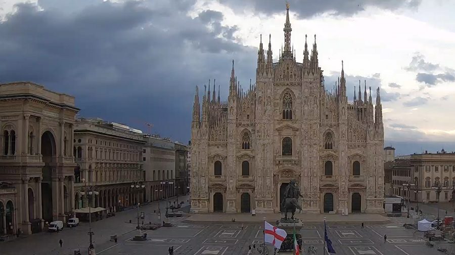 07:00: Dark clouds threaten Milan.  Webcam edited by Skyline