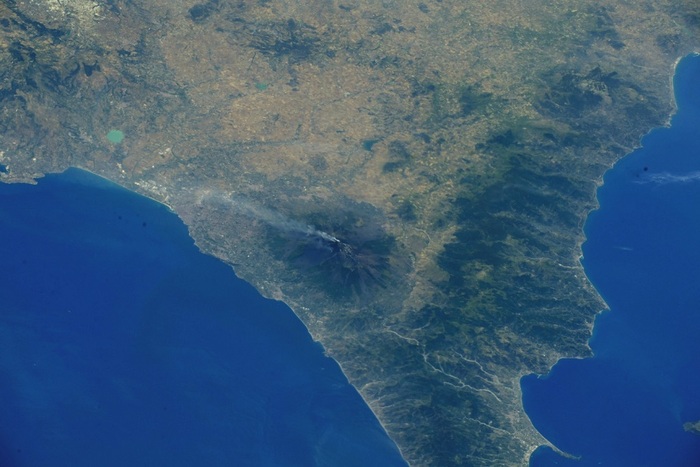 AstroSamantha photographed the ash plume at Etna - Space & Astronomy