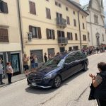 In Agurdo welcomed by two wings of the crowd, applauding Piazza Liberta – Radio Più