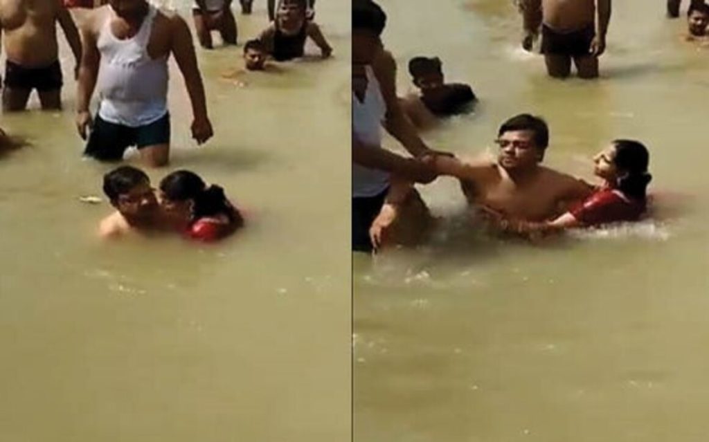 India, a man attacked by the crowd to kiss his wife in a river: the video goes viral