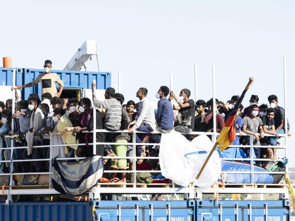 "Let's get down".  More than 850 illegal immigrants off the coast of Italy