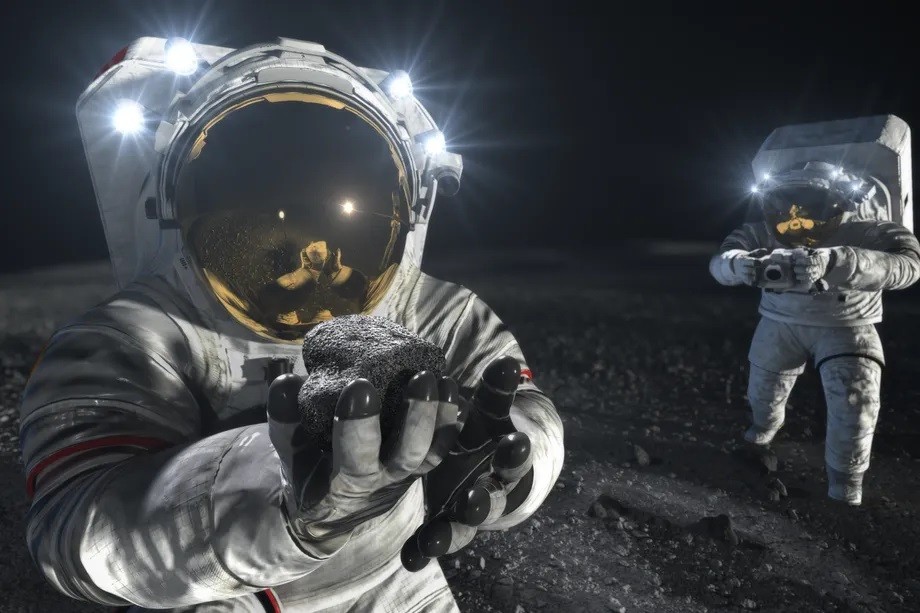NASA, lunar spacesuits will be made by two private companies