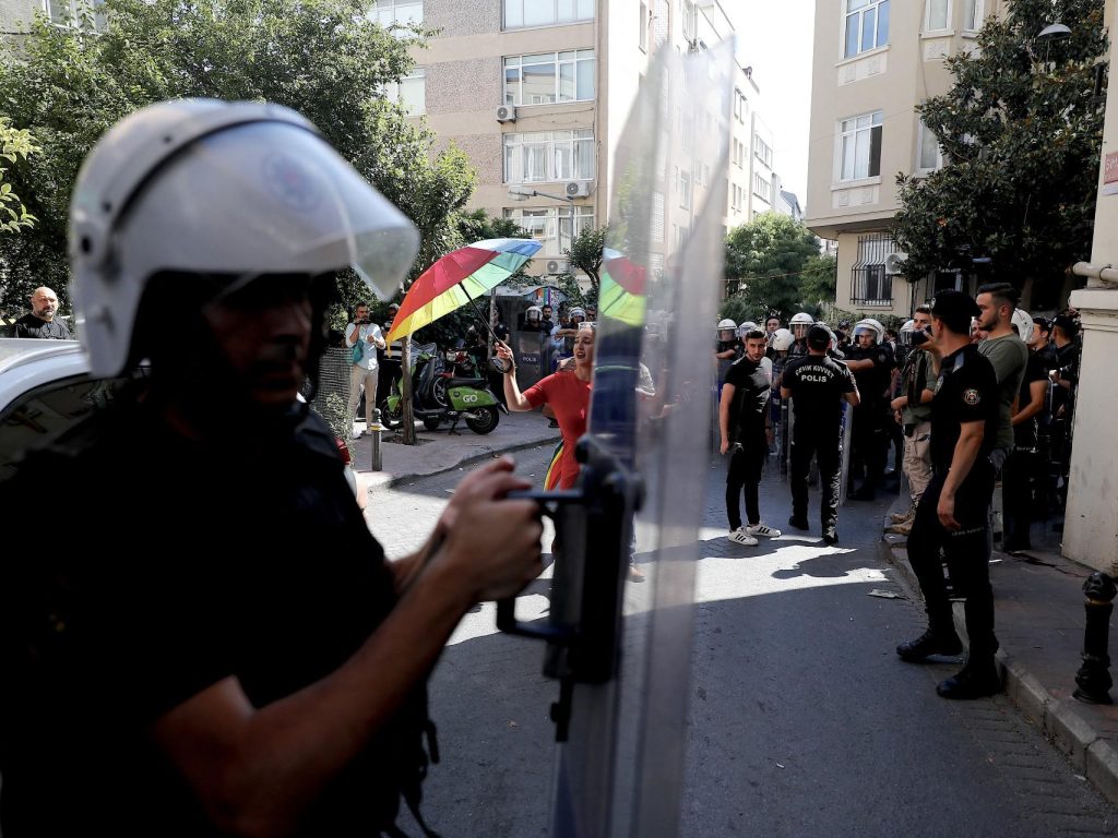 Turkey, protesting LGBT rights: more than 200 arrests in Istanbul