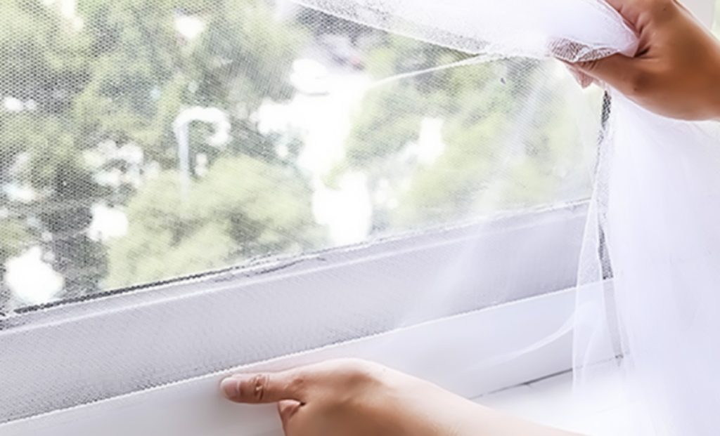 Two great ideas for making an inexpensive, removable and easy-to-install mosquito net for windows and balconies and keeping bugs out of the house