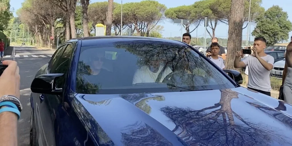 Zaniolo in Trigoria but does not stop at the fans of the video