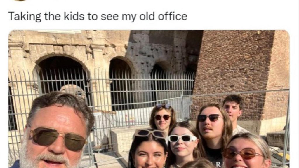Russell Crowe and his family in Rome in front of the Colosseum: 'Guys, this was my office'