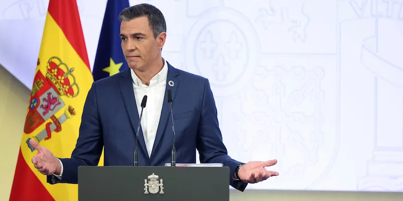 Pedro Sanchez asked the Spaniards not to wear a tie