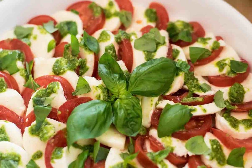 Raw basil and tomatoes: The combo that can harm your health: the study
