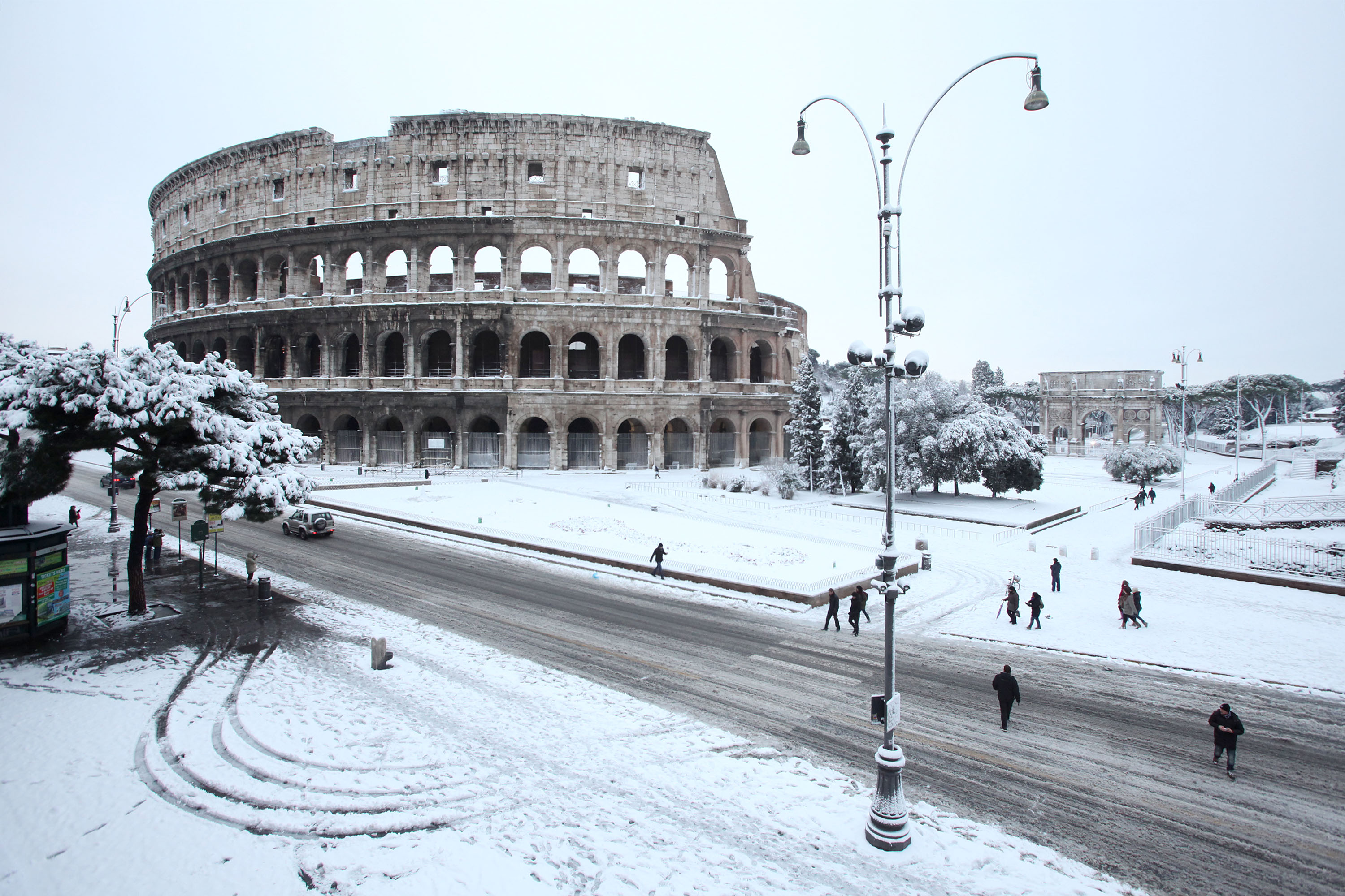 Snow falls until Rome winter 2015-2016