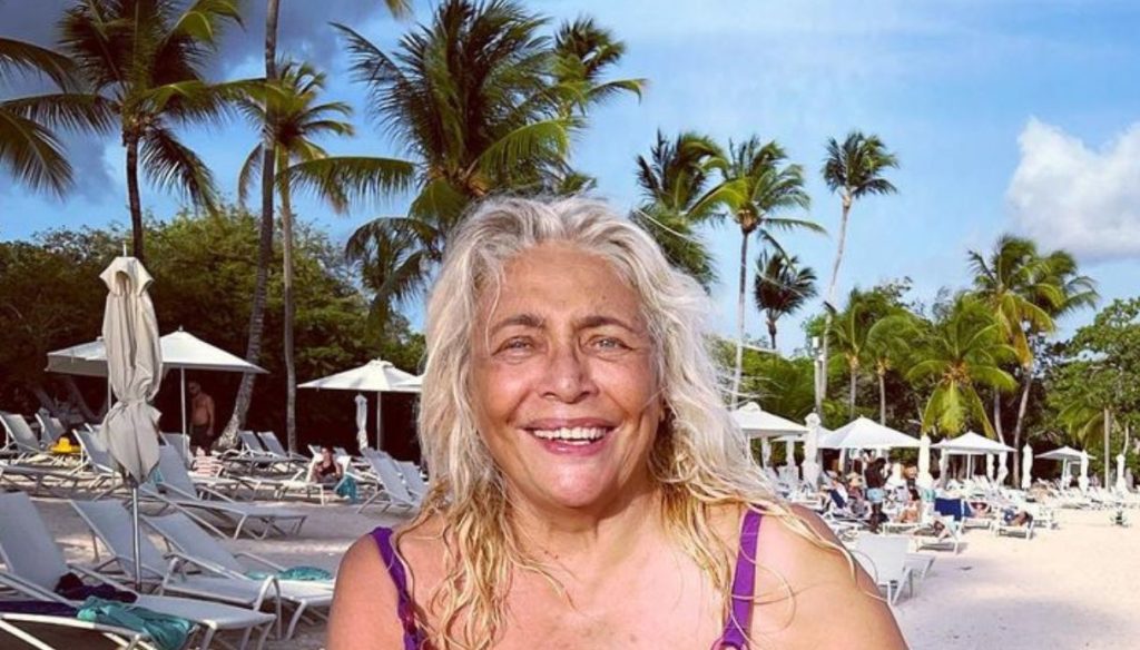 Mara Venier: a 71 anni il look da spiaggia è il ritratto della libertà