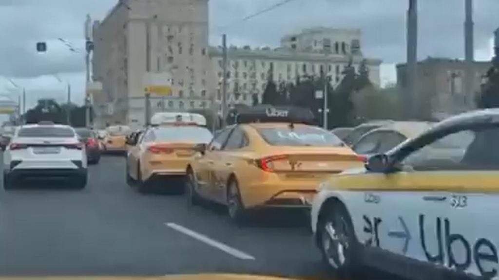 Anonymous sends taxis in Moscow, chaos for about an hour: they all answer the same call - video