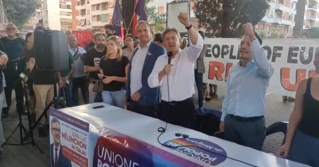 Mélenchon, in Rome with De Magistris, incites the crowd with a fist, "Resist, resist."  and praising the "Italian Communist Movement".
