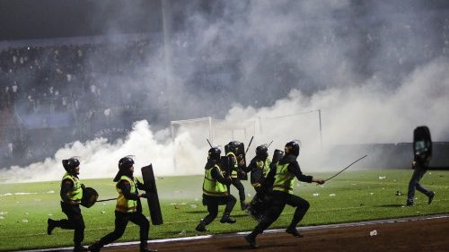Indonesia, a tragedy in a football match