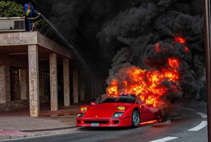 F40 on fire, trying to put out the fire from the balcony was useless