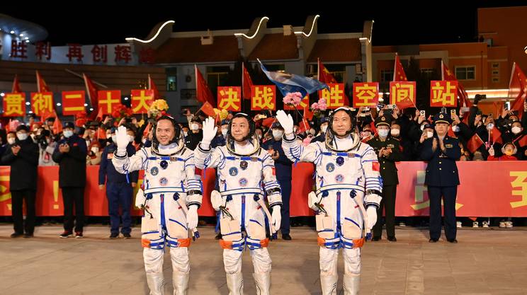 Three Chinese Astronauts in Space - RSI Swiss Radio and Television
